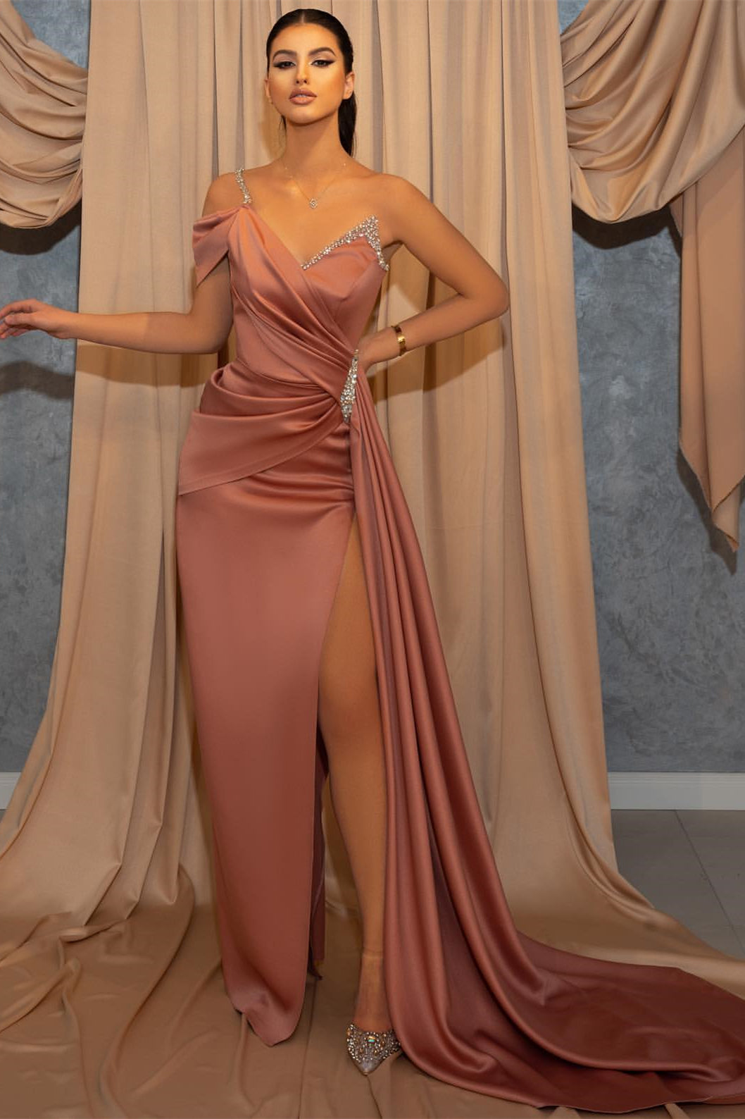 Ravishing Ruffled Mermaid Prom Gown with Beaded One Shoulder and V-Neck
