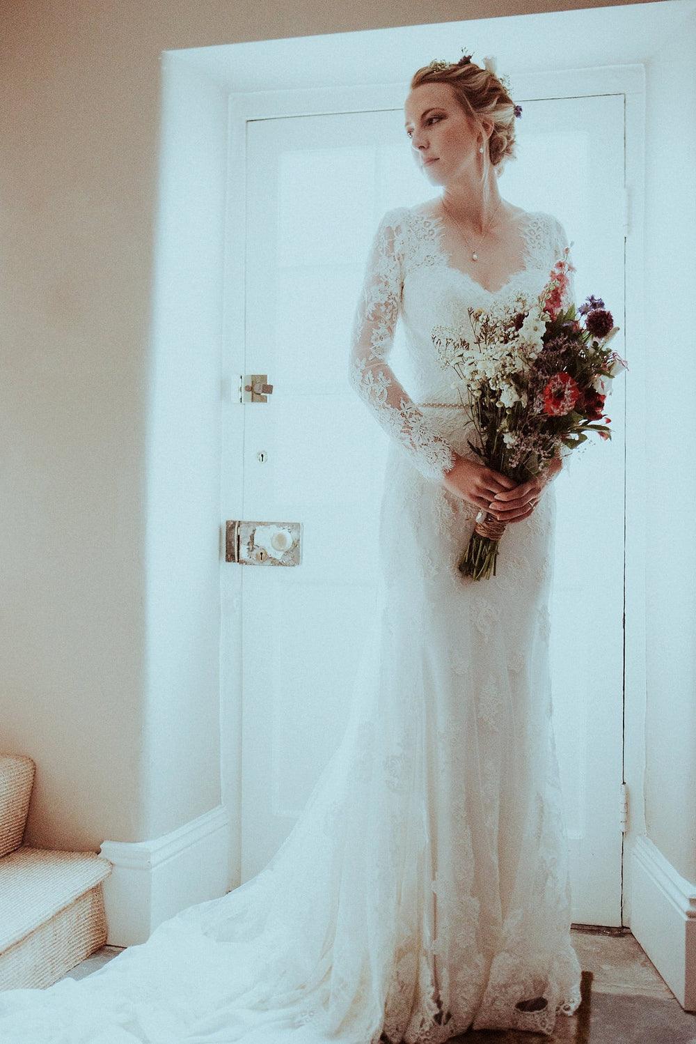 Elegant Long Sleeves V-back Lace Long Sleeves Wedding Dress