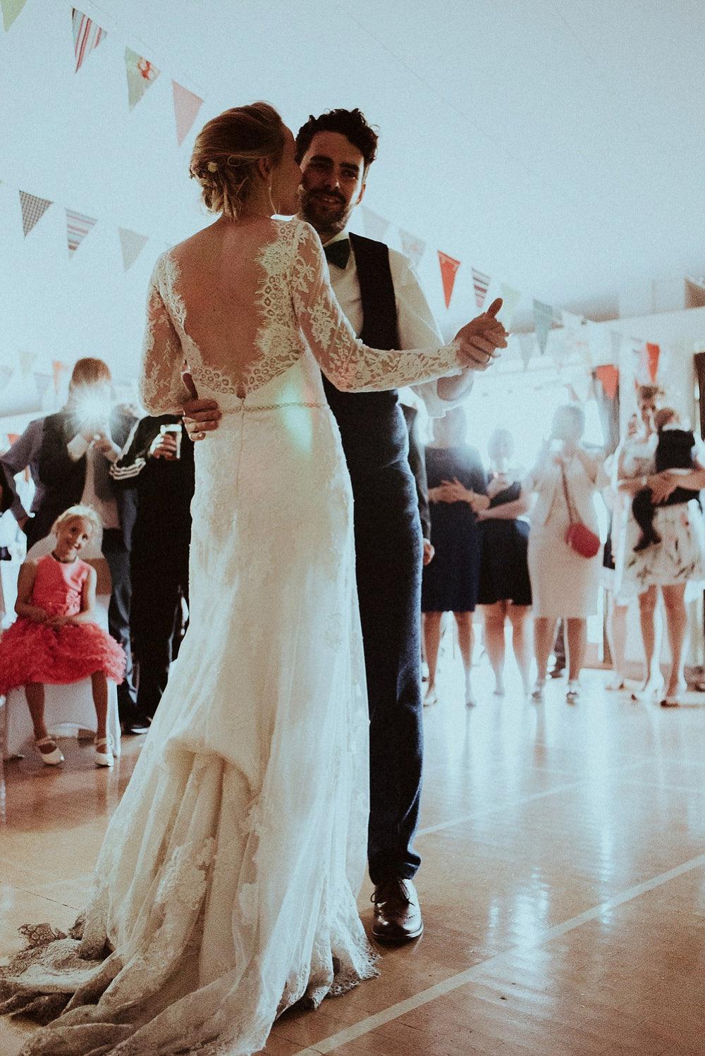 Elegant Long Sleeves V-back Lace Long Sleeves Wedding Dress