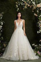 Biztunnel Long A-line V-neck Tulle Lace Backless Wedding Dresses