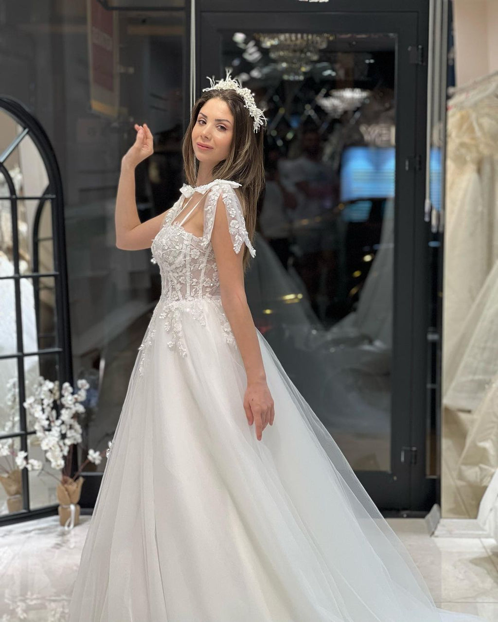 Chic Floor Length Sweetheart Sleeveless A-Line Tulle Wedding Dress with Appliques