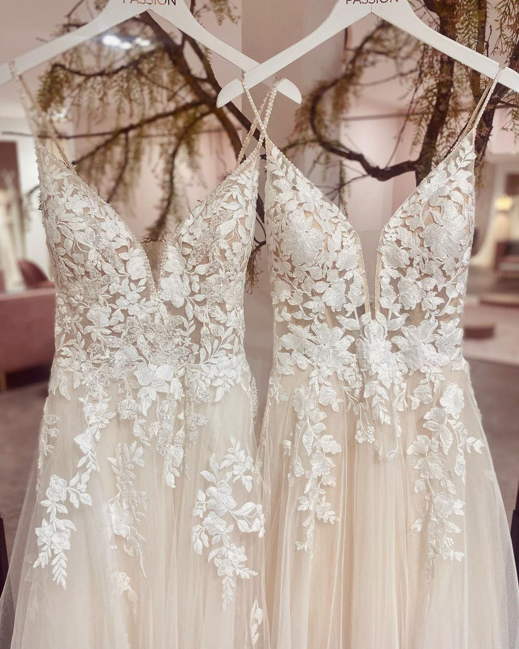 Chic Long Spaghetti Straps V-neck A-Line Tulle Wedding Dress With Appliques Lace