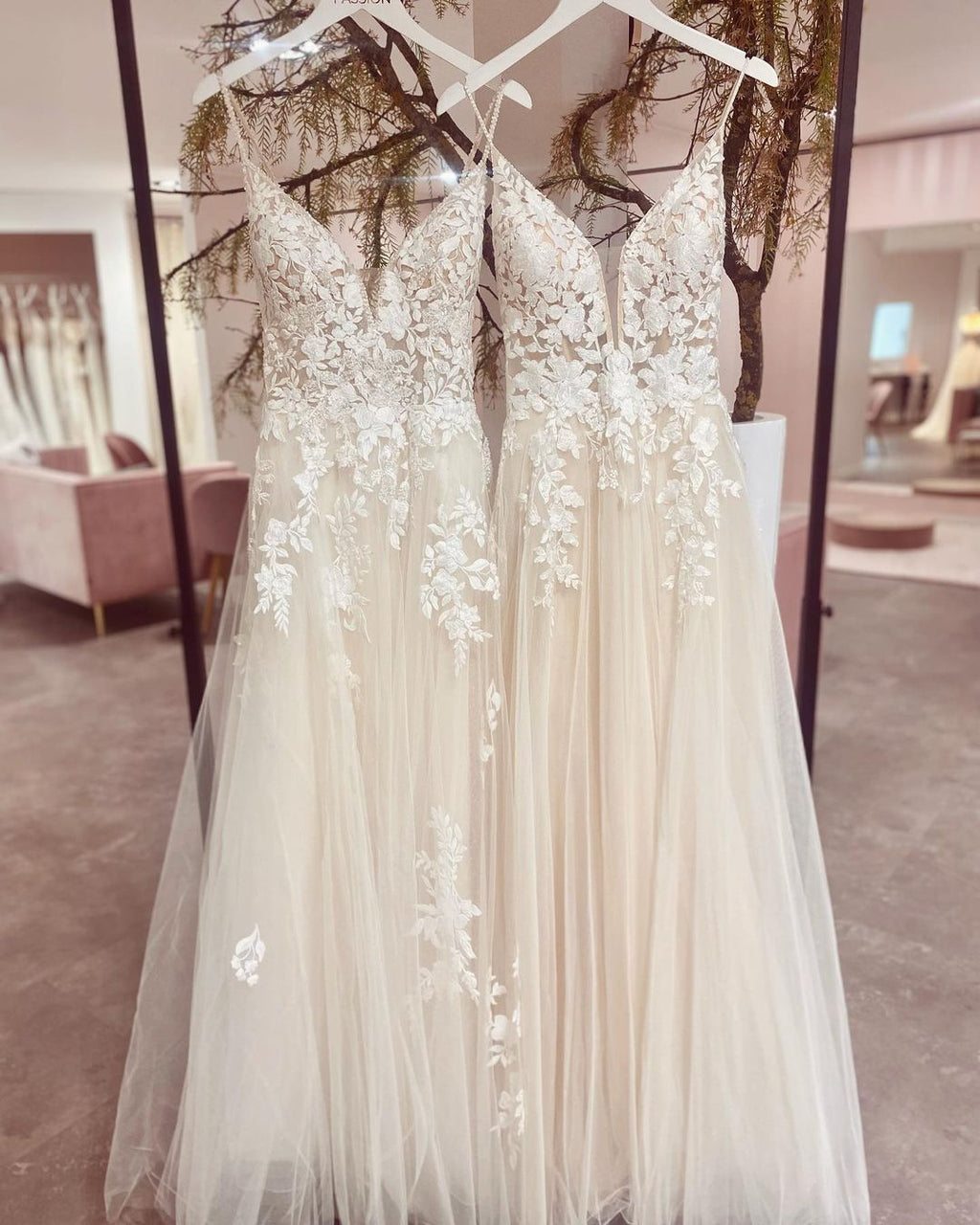 Chic Long Spaghetti Straps V-neck A-Line Tulle Wedding Dress With Appliques Lace