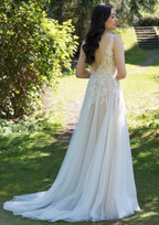 Chic V-neck Appliques Tulle A-line Wedding Dress