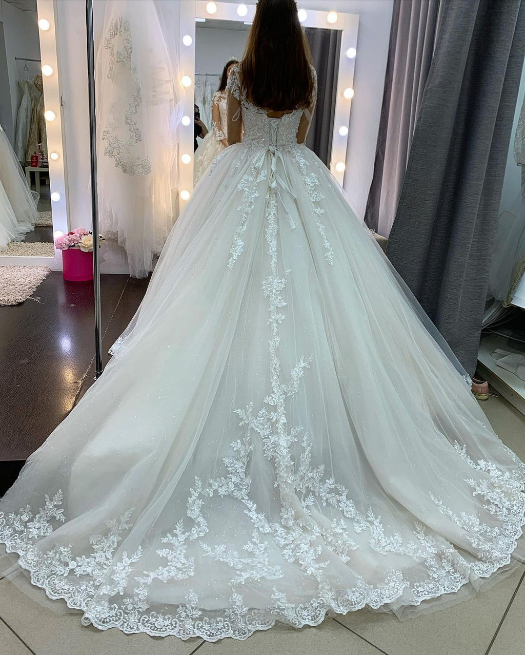 Classy Long Princess Appliques Lace Tulle Wedding Dress with Sleeves