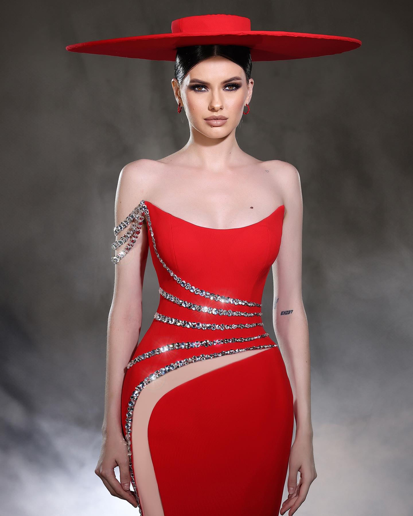 Designer Column Tulle Satin One Shoulder Sleeveless Red Prom Dresses With Beading