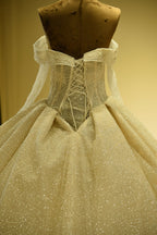 Elegant Long Sleeve Sweetheart Lace-up Ivory Tulle Ball Gown Wedding Dress
