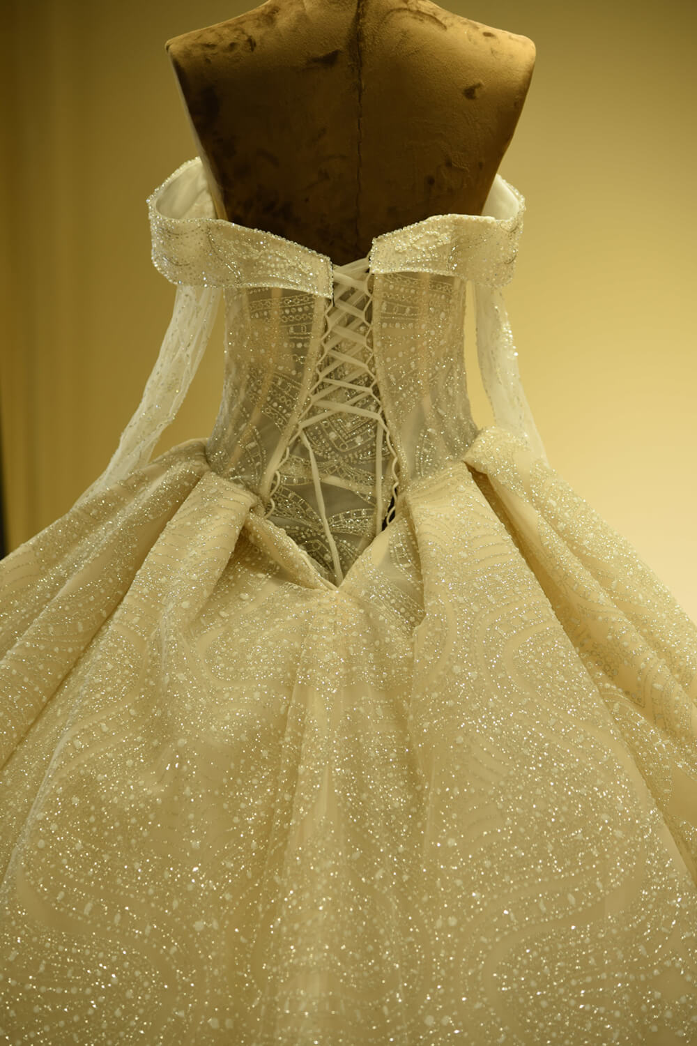 Elegant Long Sleeve Sweetheart Lace-up Ivory Tulle Ball Gown Wedding Dress
