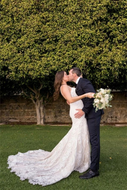Elegant White V-neck Backless Mermaid Wedding Dresses With Lace