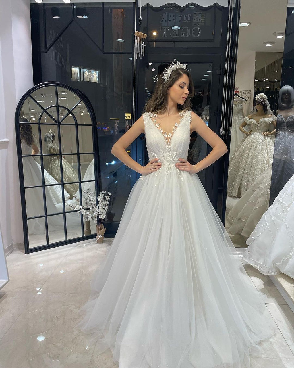 Fabulous Floor Length V-Neck Sleeveless A-Line Tulle Wedding Dress