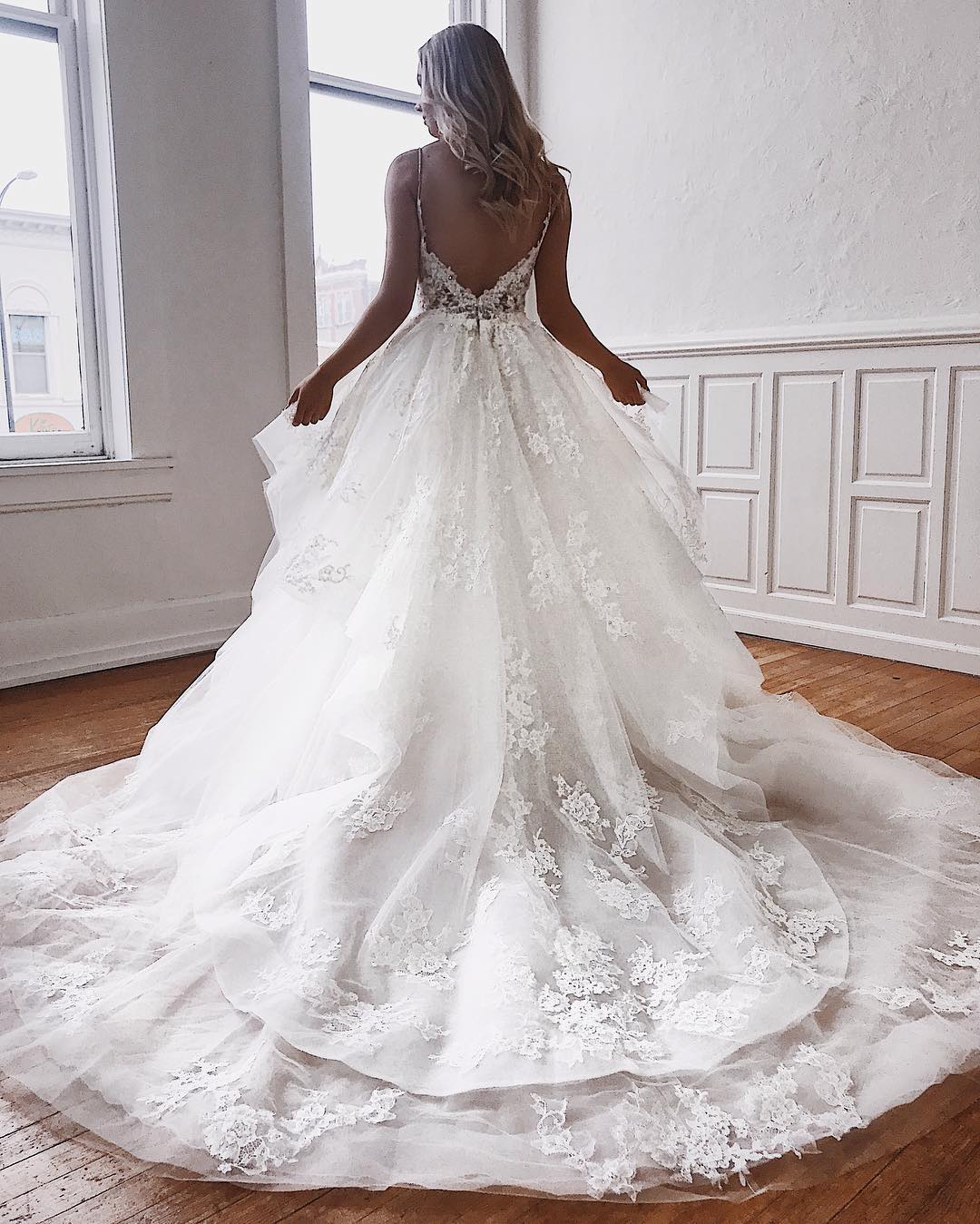 Glamorous Long A-Line Spaghetti-Straps Lace Appliques Wedding Dresses