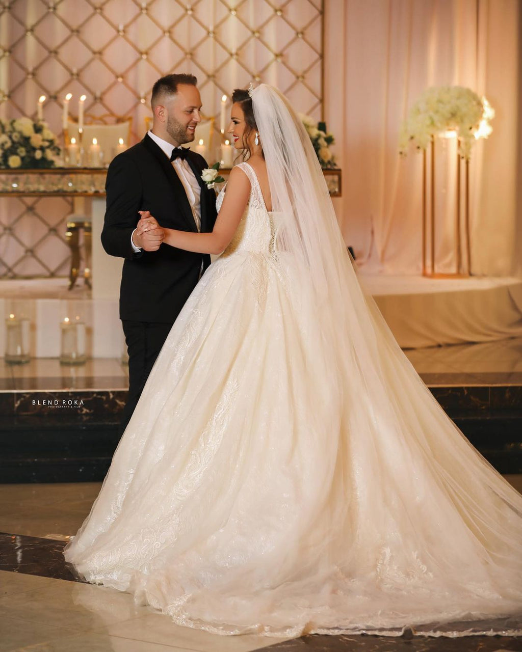 Glamorous Long Ball Gown V-neck Tulle Wedding Dress with Lace Appliques
