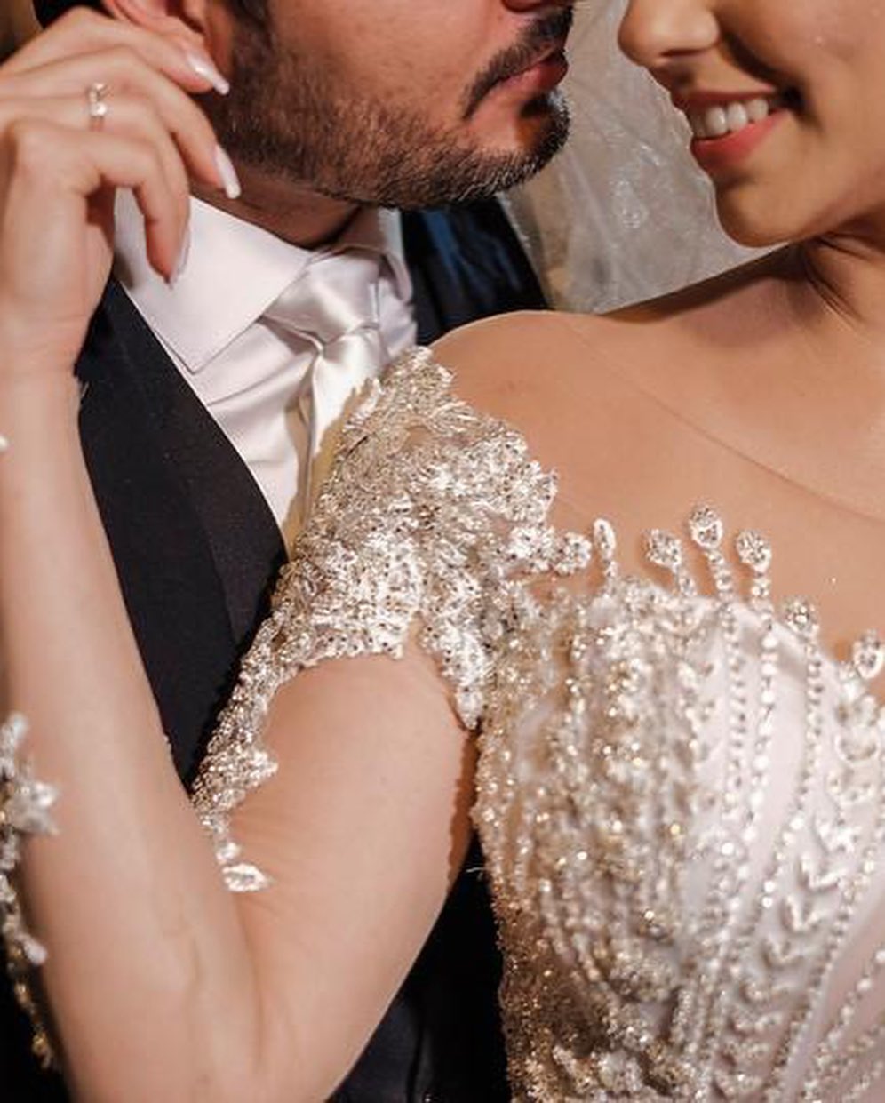 Long Sleeves Mermaid Off-the-shoulder Tulle Wedding Dress with Appliques Lace