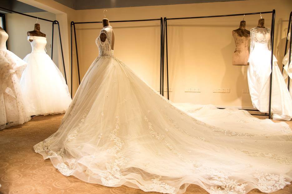 Luxury Illusion Neck Lace-up Tulle Ball Gown Wedding Dress Modest Ivory Sparkle Bridal Gowns