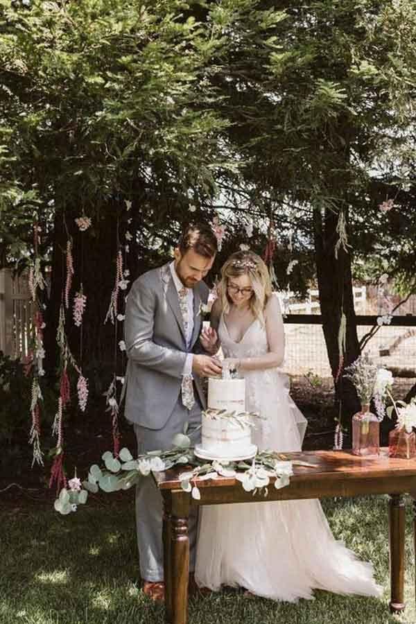 V Neck Spaghetti Strap Wedding Dresses Bridal Dress Lace Applique